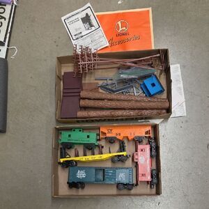 lot of 5 HO scale Train Cars, Tower, Buildings and more